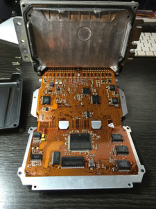 Volvo V40 ECU Siemens S118245005B opened; inside