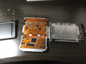 Volvo V40 ECU Siemens S118245005B opened; parts